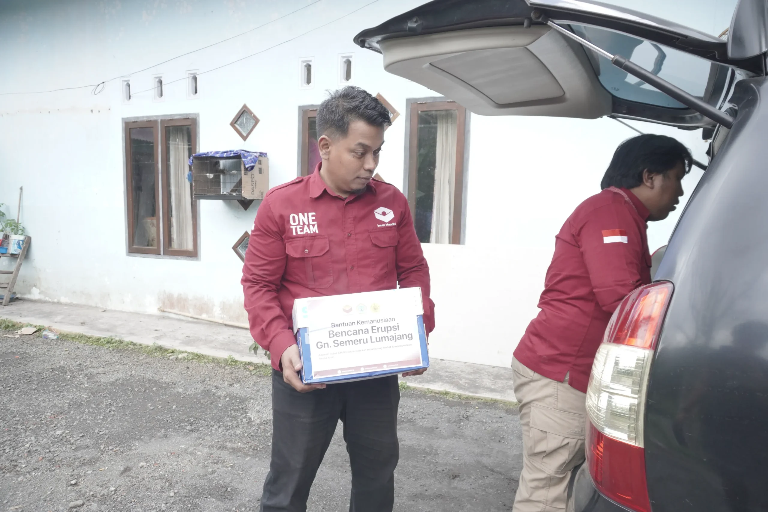 Insan Mandiri Salurkan 95 Paket Alat Tulis untuk Siswa Terdampak Erupsi Semeru di Supiturang
