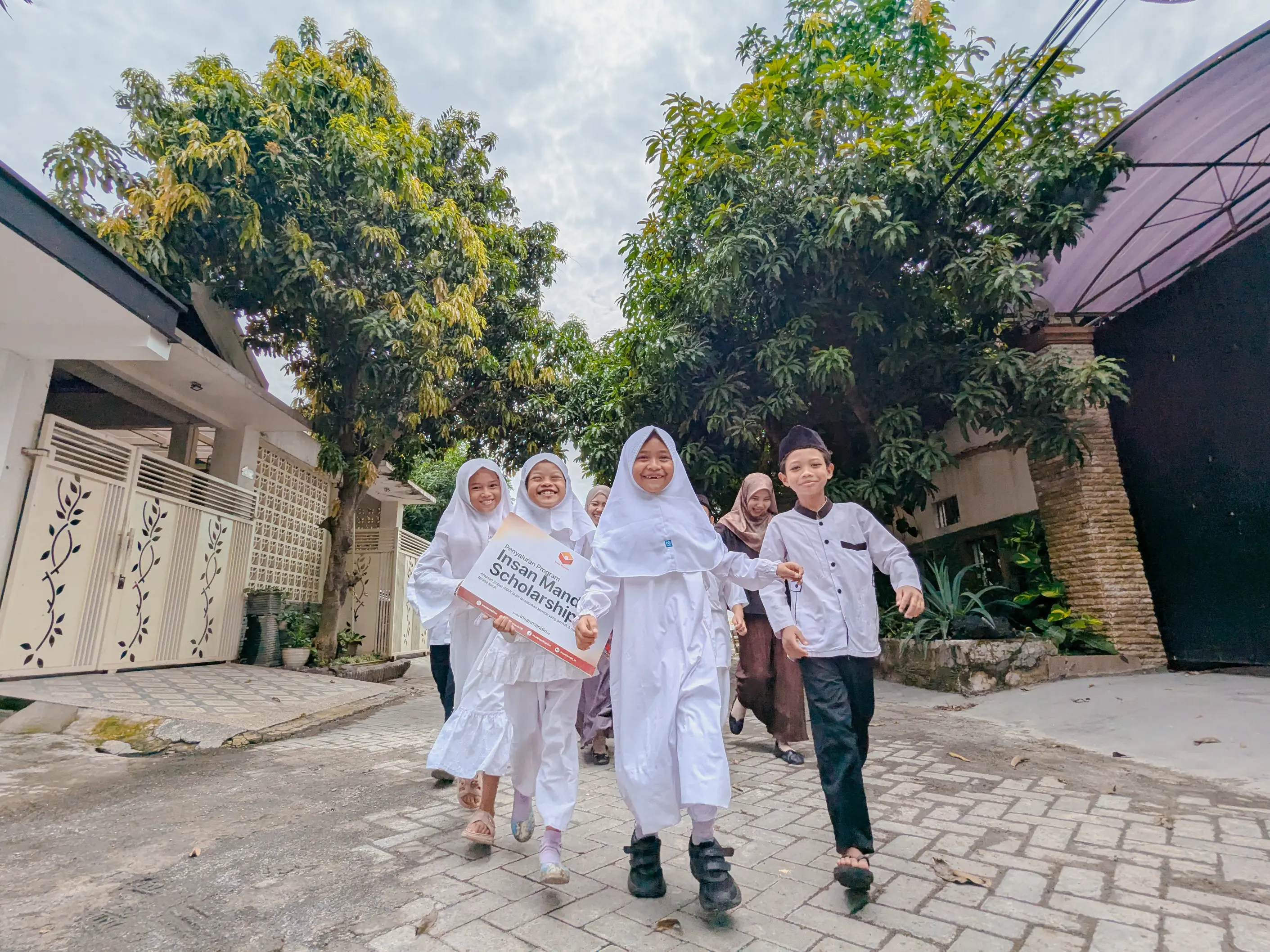 Insan Mandiri Salurkan Bantuan Pendidikan Tahap 3 bagi 50 Penerima Manfaat di Sidoarjo
