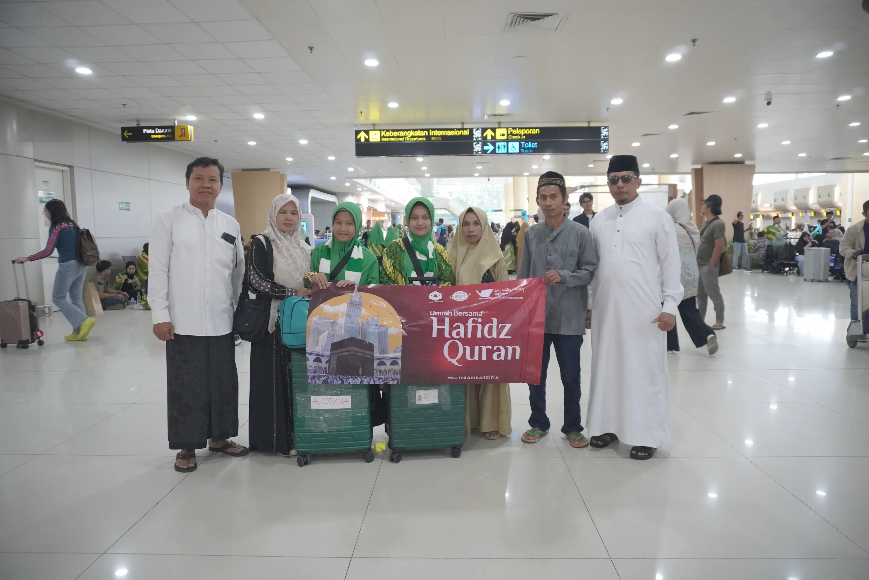 Insan Mandiri Berangkatkan Dua Peraih Reward Umroh Program USTADZQU ke Tanah Suci