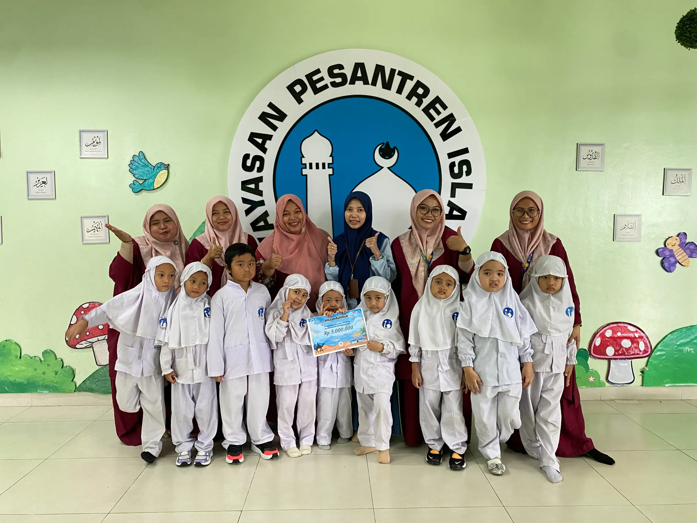 Insan Berkisah di KB TK Al Azhar 35 Surabaya, Tanamkan Cinta Sholat Sejak Dini