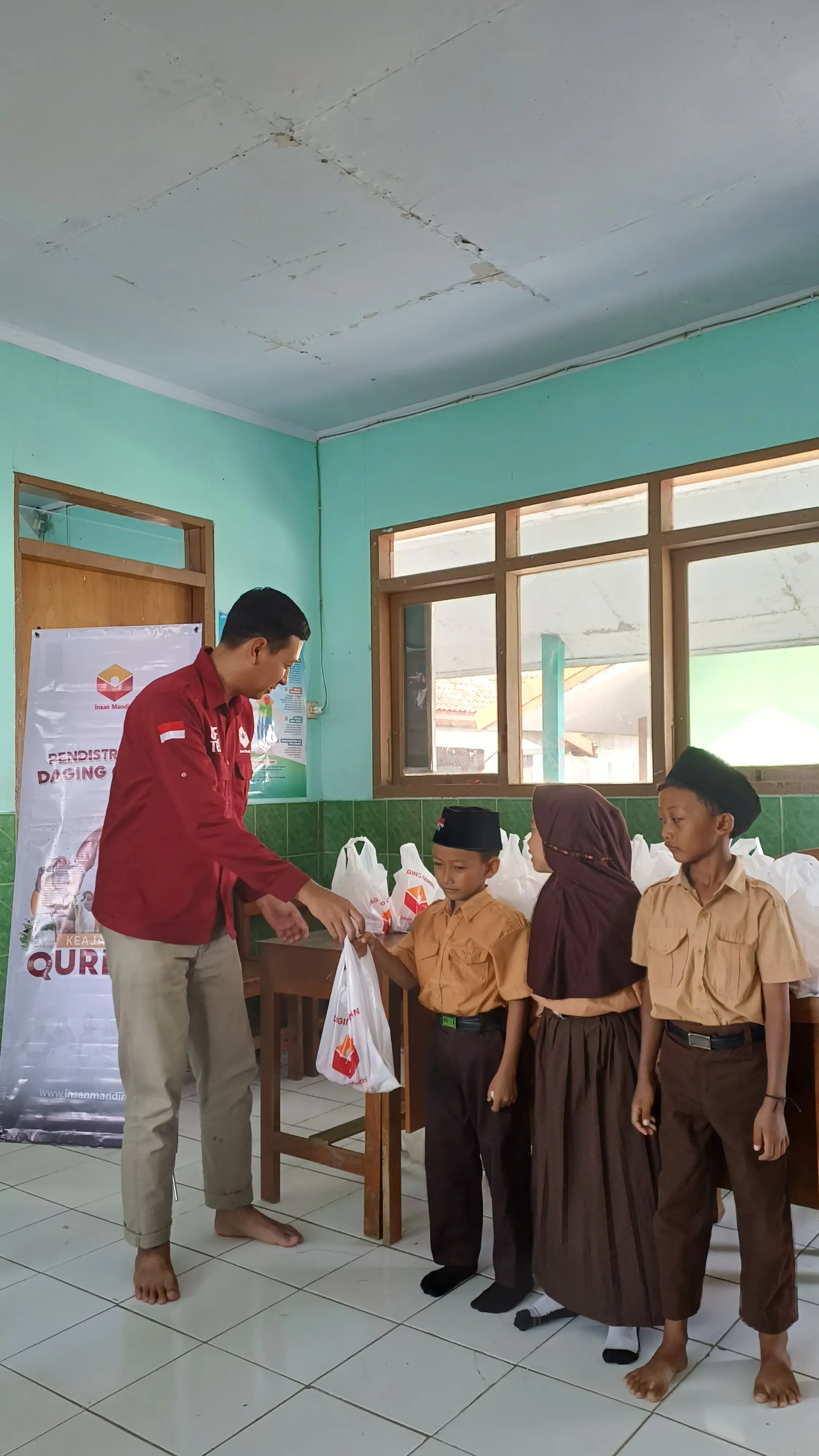 Insan Mandiri Salurkan 33 Paket Daging Kurban untuk Siswa MI Al-Abror Kalikajang Sidoarjo